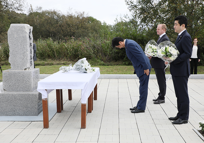 日本人抑留中死亡者慰霊碑に献花する安倍総理４
