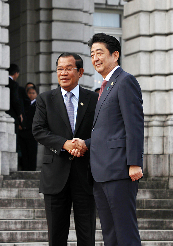 フン・セン・カンボジア首相を出迎える安倍総理１