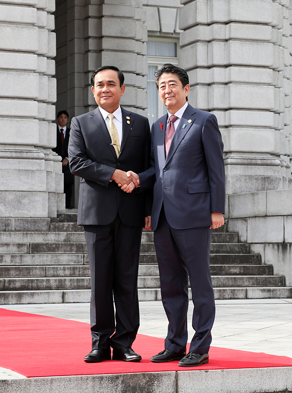 プラユット・タイ首相を出迎える安倍総理１