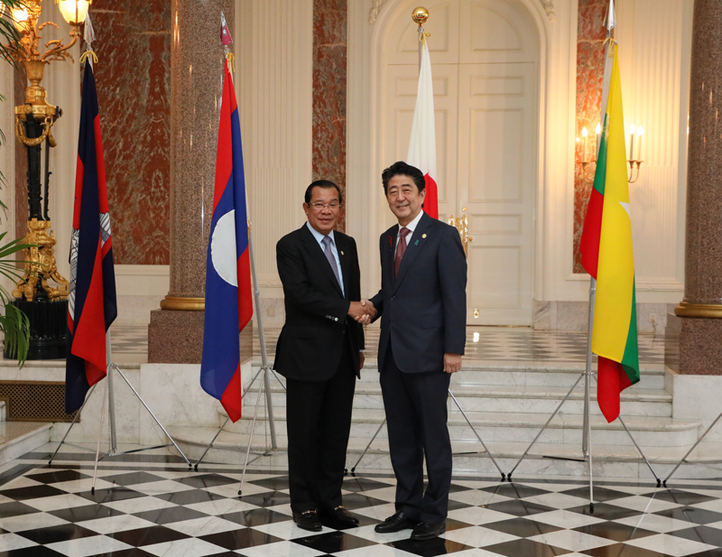 フン・セン・カンボジア首相を出迎える安倍総理２