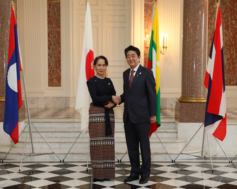アウン・サン・スー・チー・ミャンマー国家最高顧問を出迎える安倍総理２