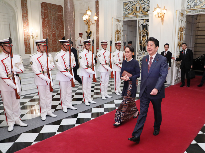 アウン・サン・スー・チー・ミャンマー国家最高顧問を出迎える安倍総理