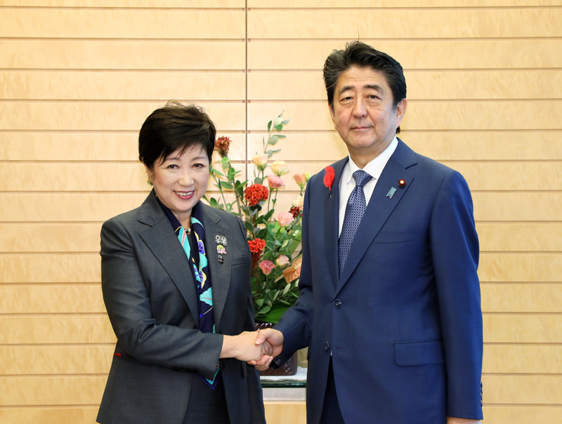 小池東京都知事と握手する安倍総理