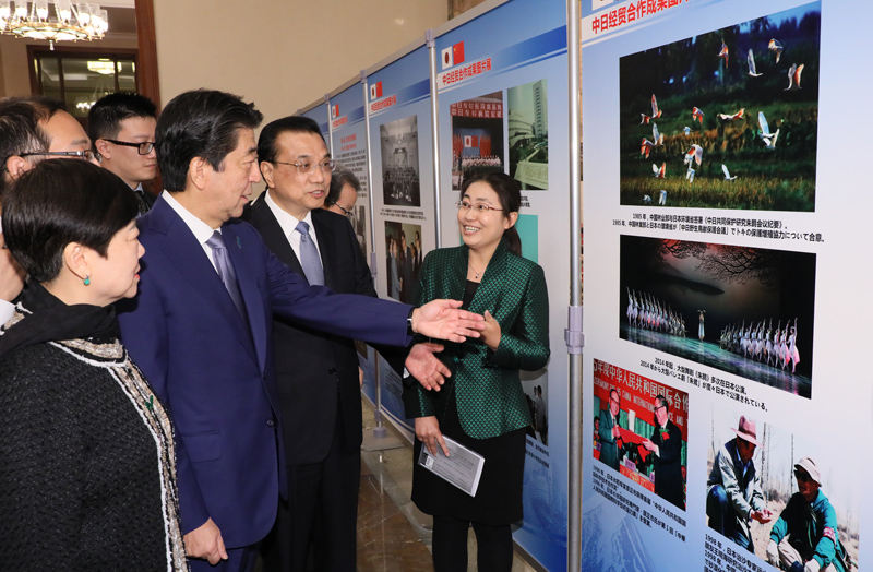 日中経済貿易協力写真展を訪れる安倍総理