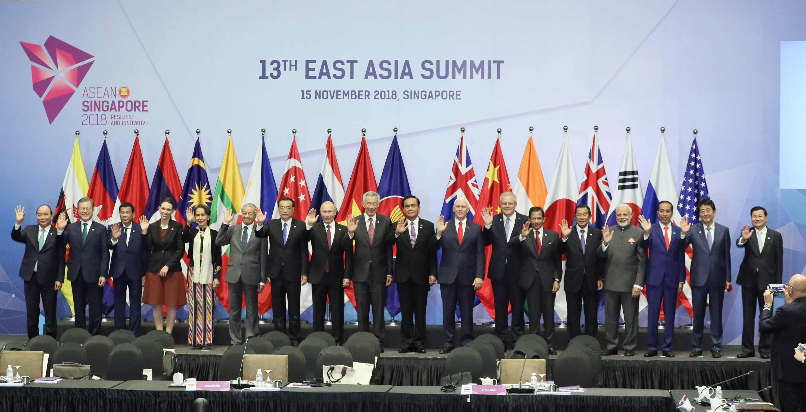 東アジア首脳会議での写真撮影に臨む安倍総理１