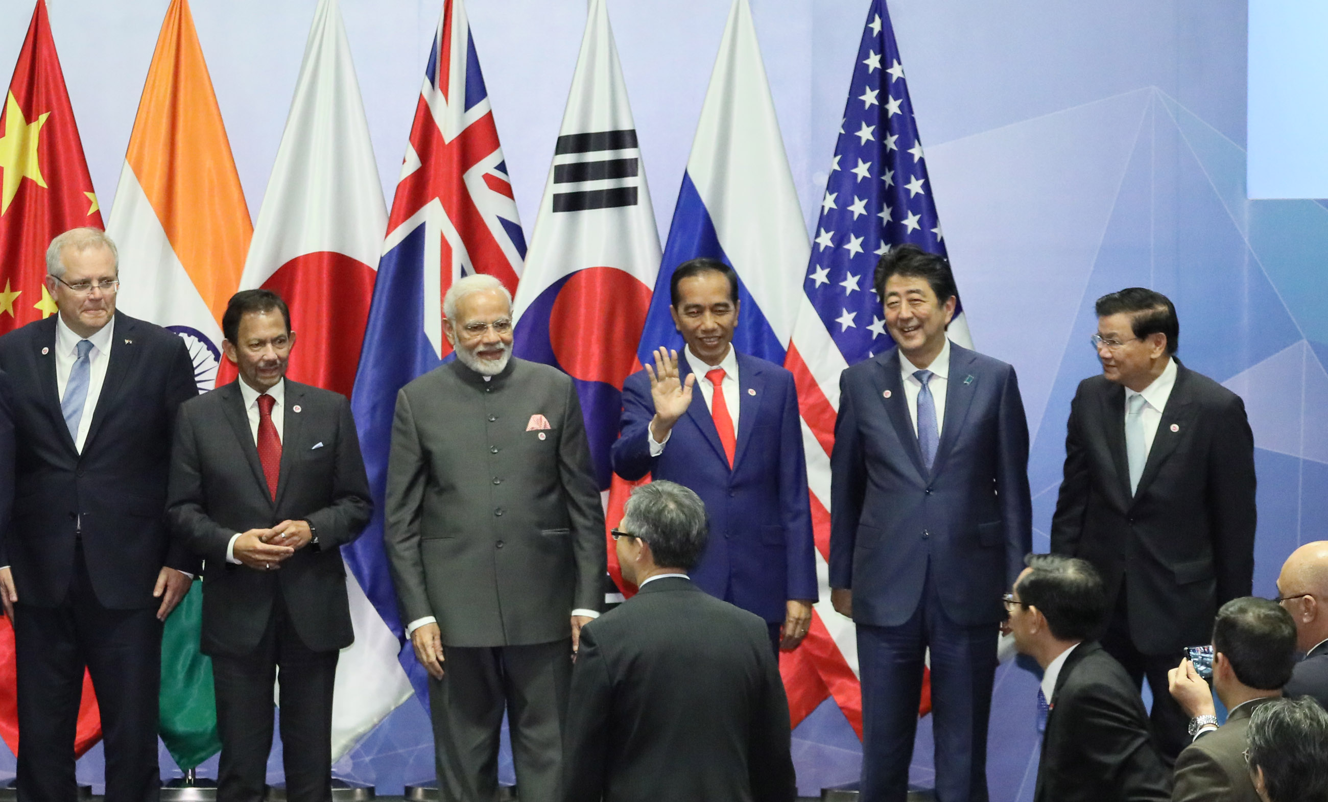東アジア首脳会議での写真撮影に臨む安倍総理３