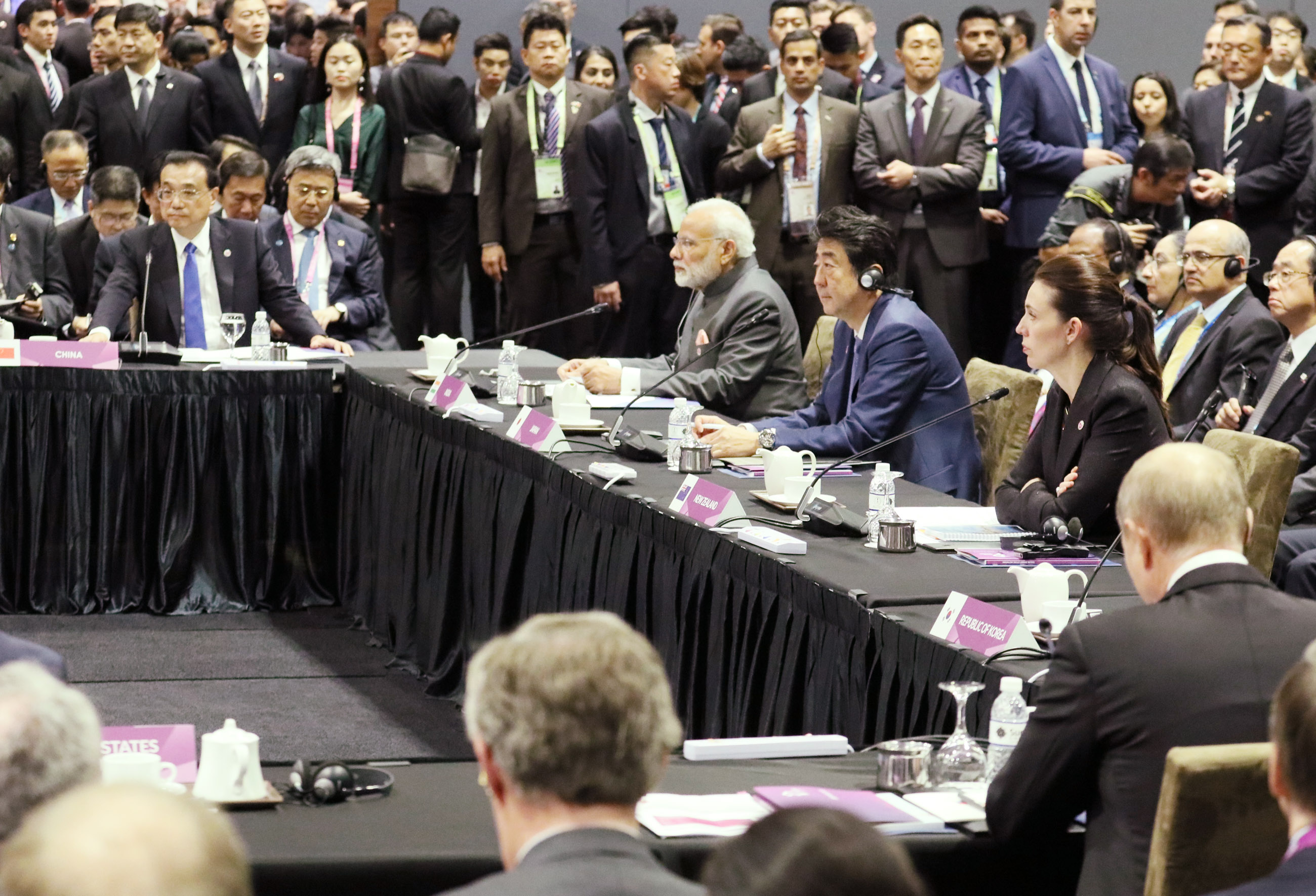 東アジア首脳会議に出席する安倍総理１