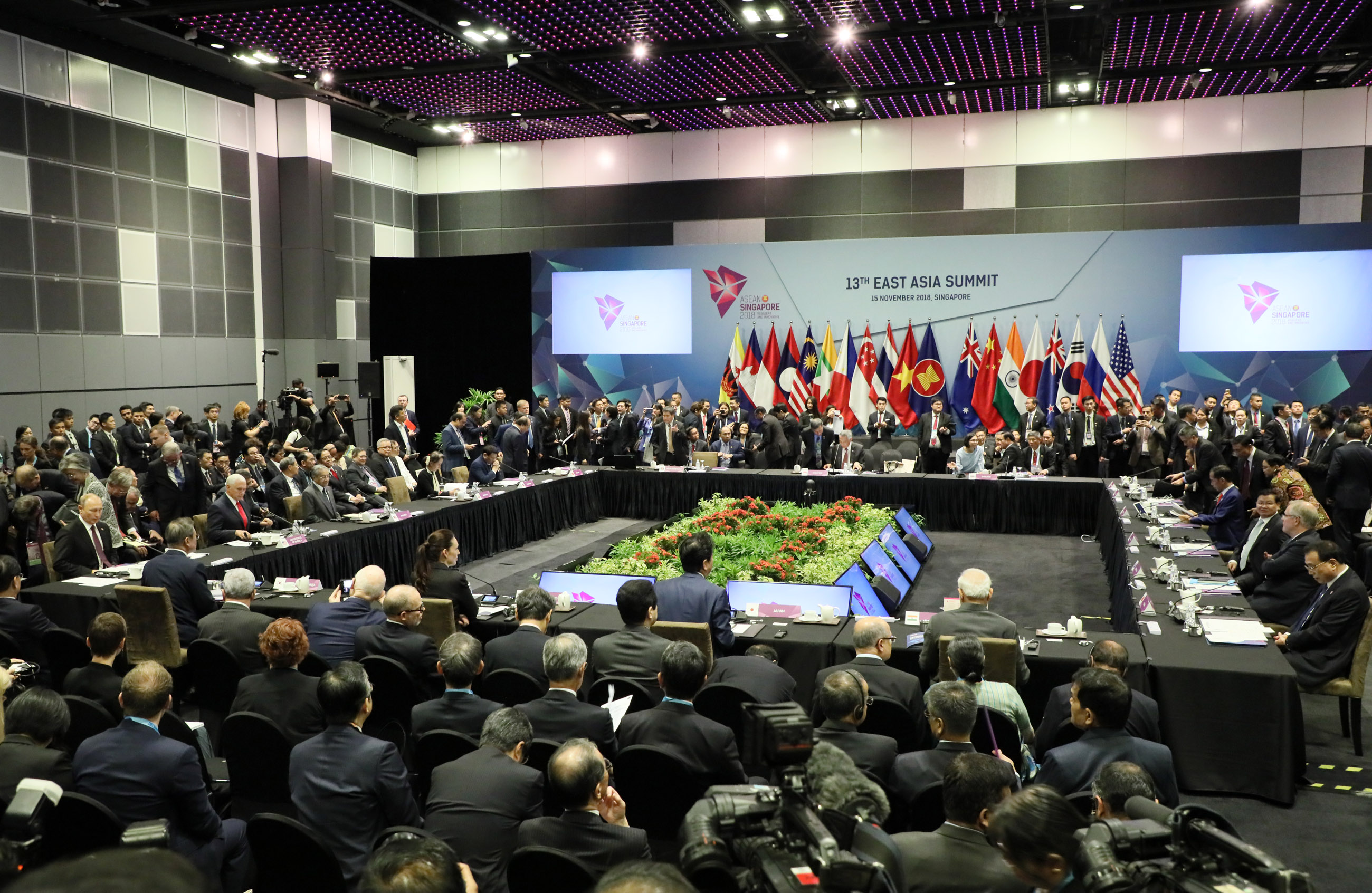 東アジア首脳会議に出席する安倍総理３