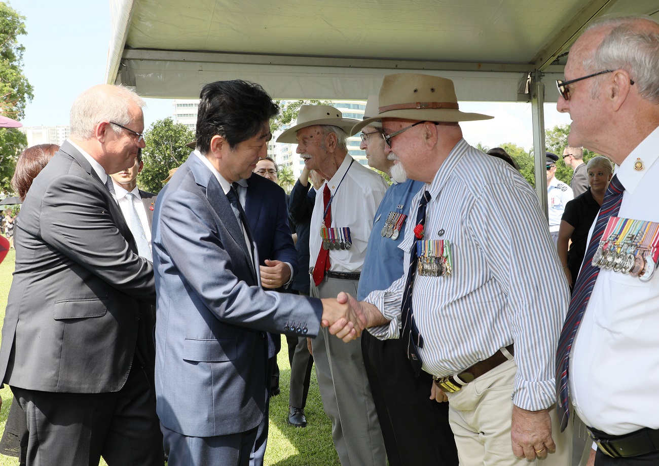 オーストラリア退役軍人と握手を交わす安倍総理