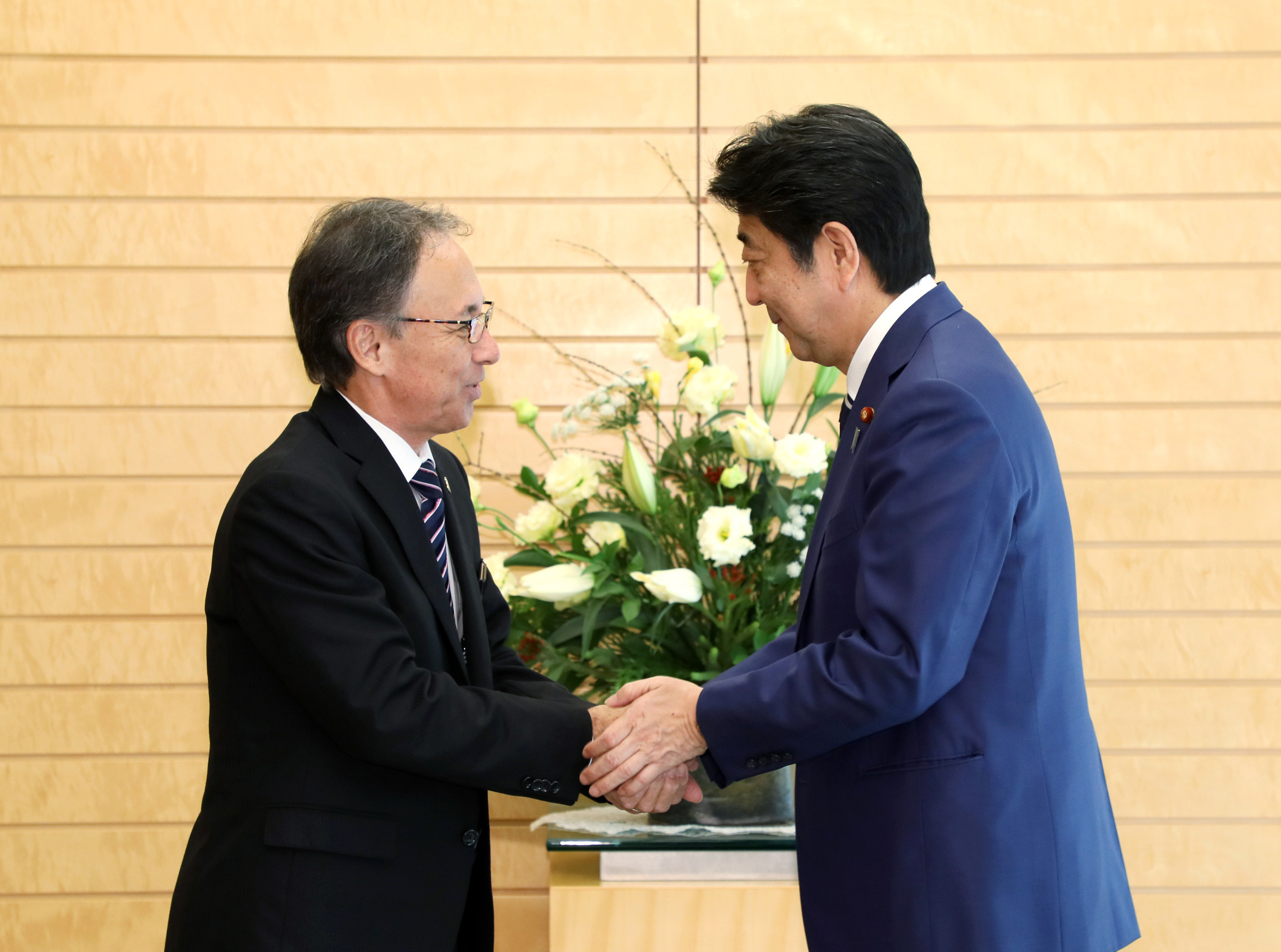 玉城沖縄県知事と握手する安倍総理