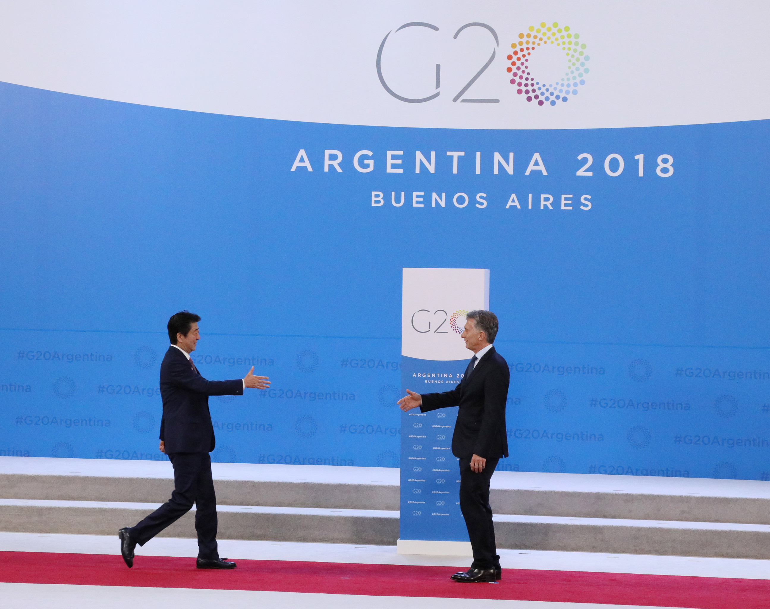 マクリ・アルゼンチン大統領による歓迎を受ける安倍総理１