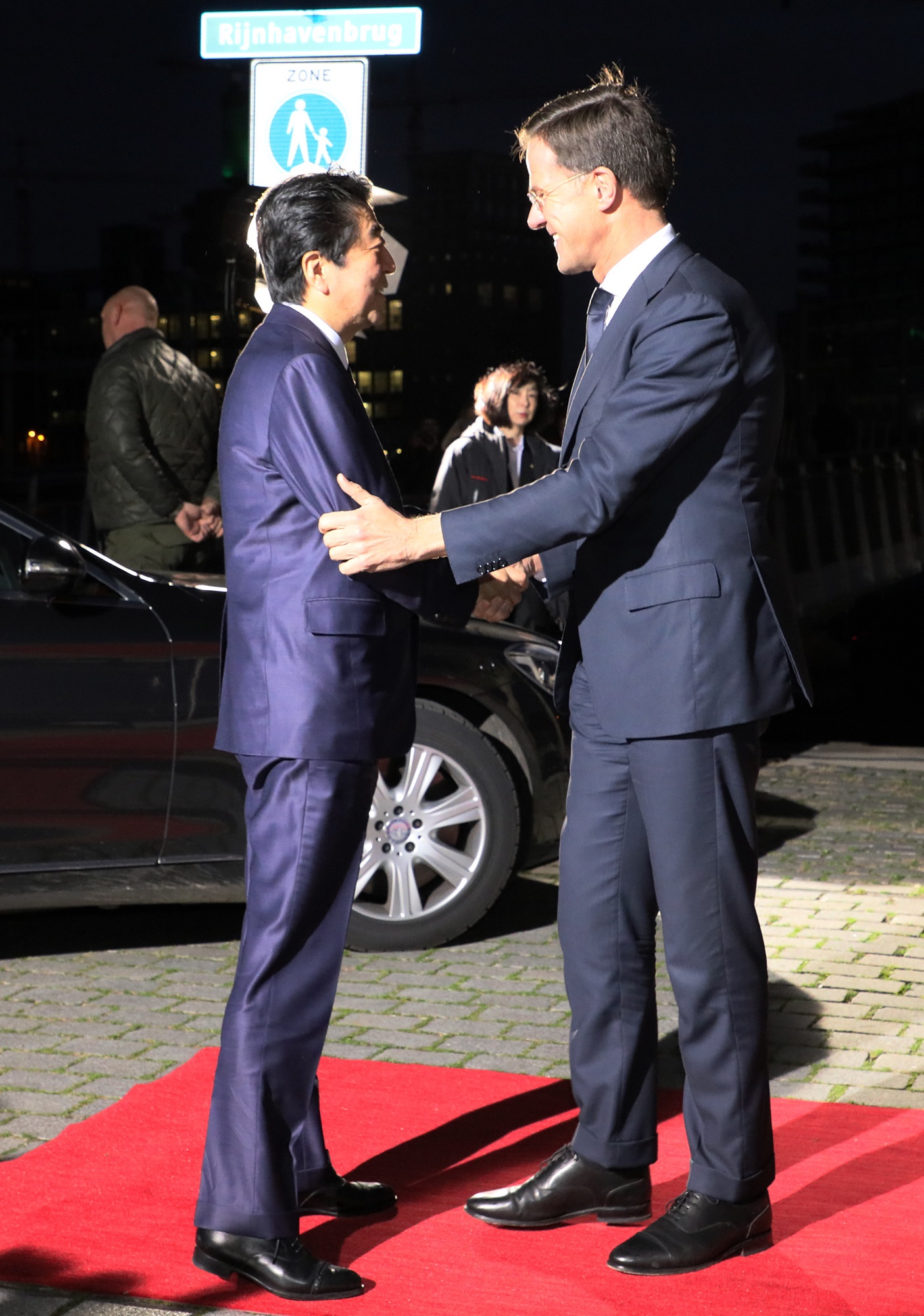 ルッテ・オランダ首相の歓迎を受ける安倍総理１