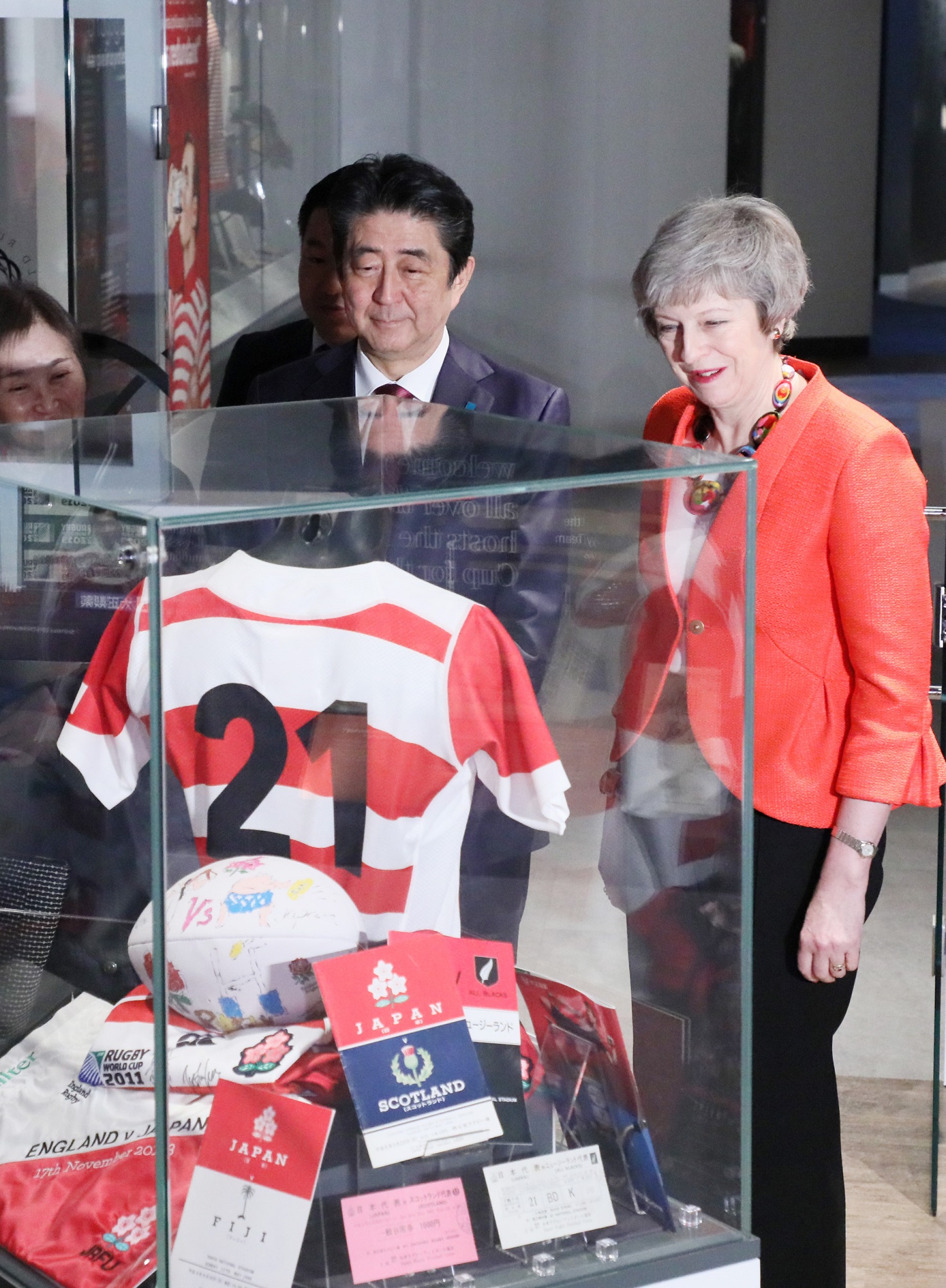 日本ラグビー関連特別展示を視察する安倍総理１