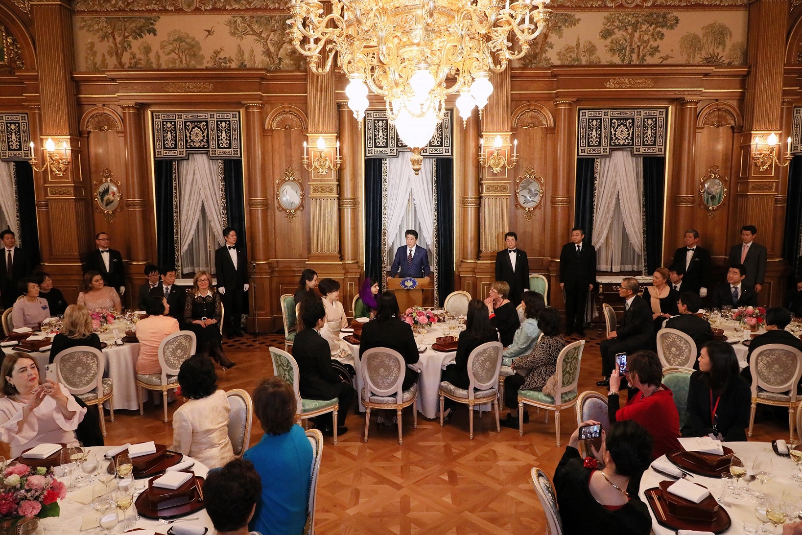 総理夫妻主催夕食会で挨拶する安倍総理３