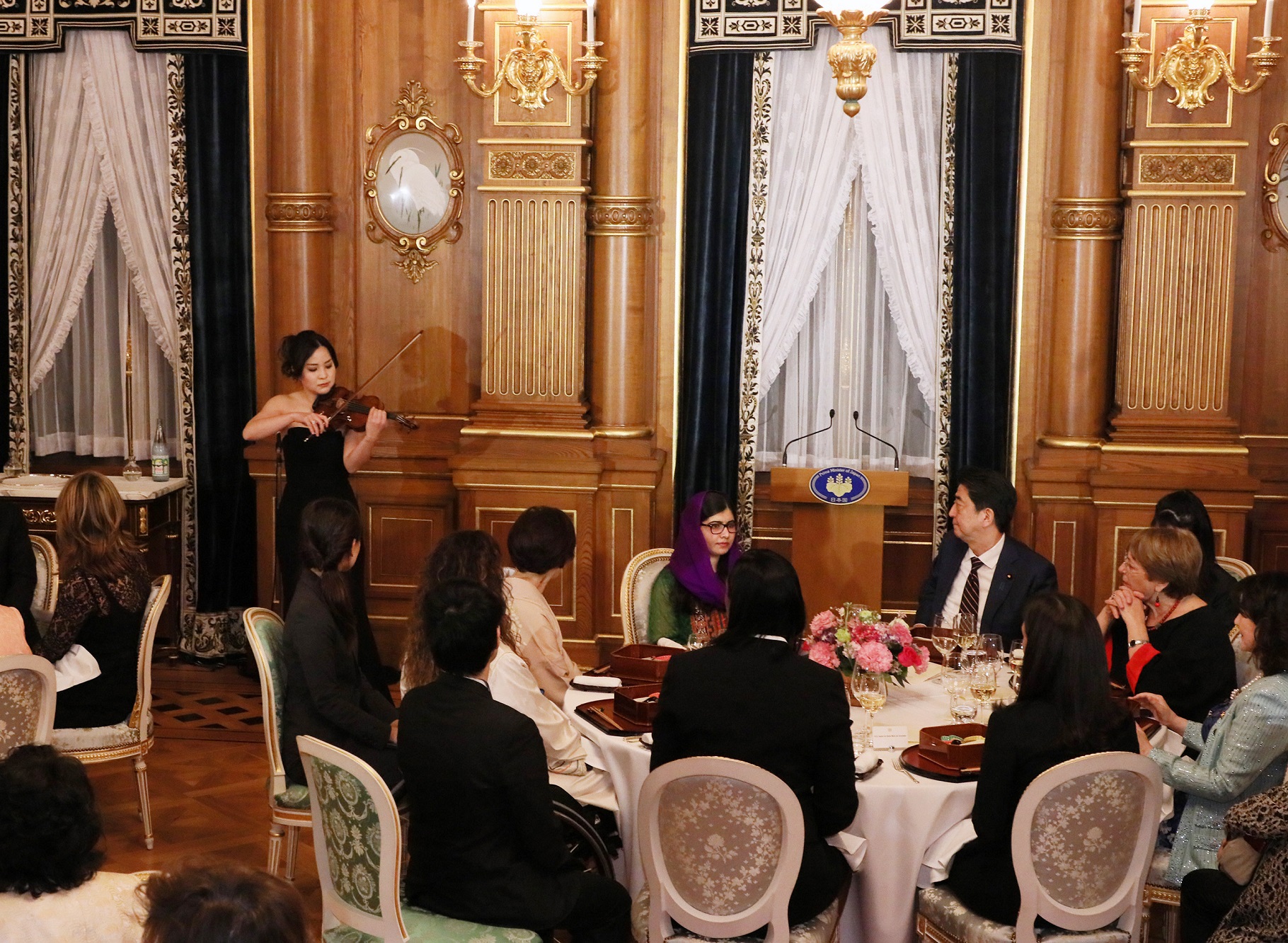 総理夫妻主催夕食会で挨拶する安倍総理４