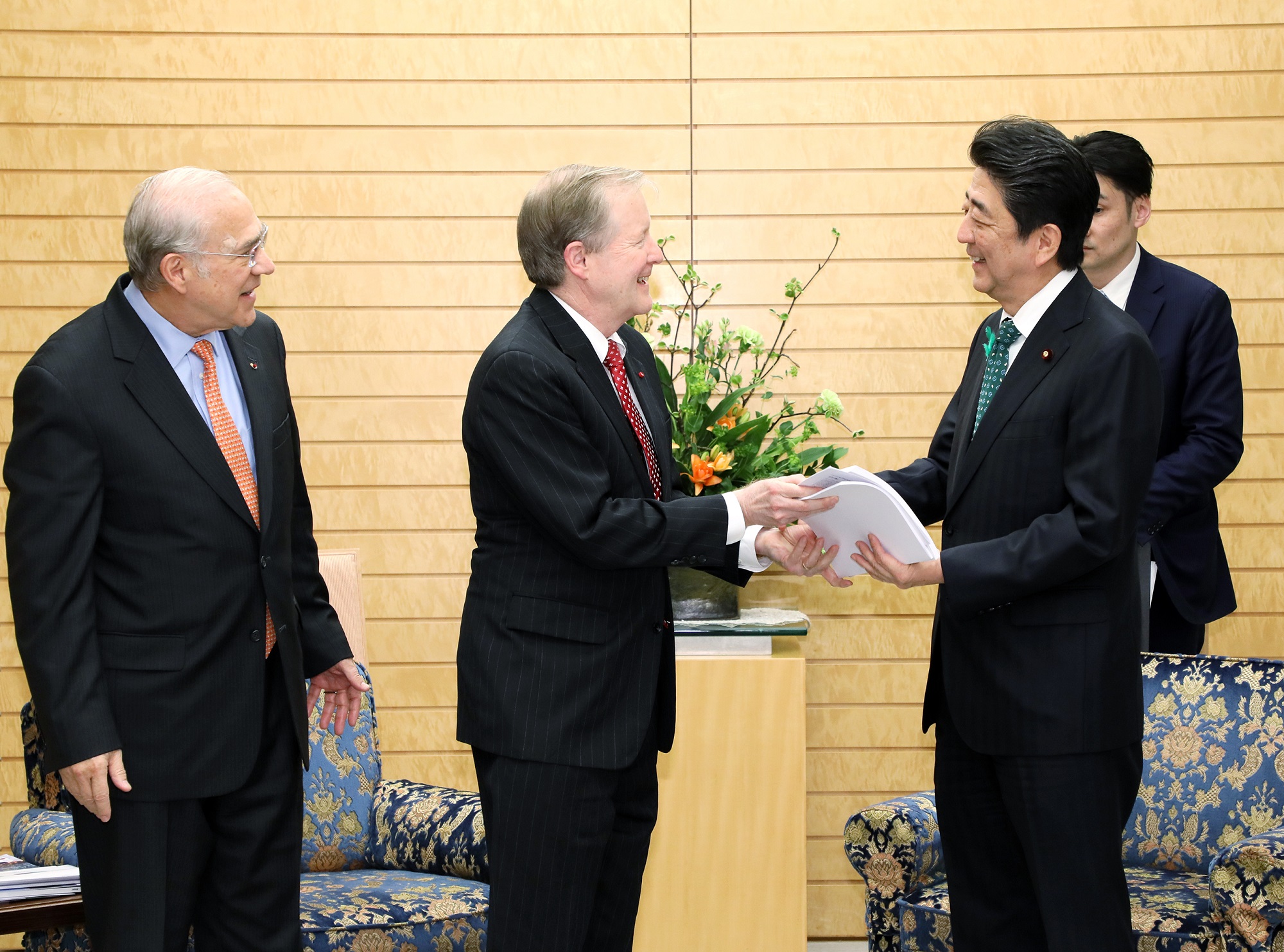 ジョーンズＯＥＣＤシニアエコノミスト・経済局日本韓国課長による表敬を受ける安倍総理