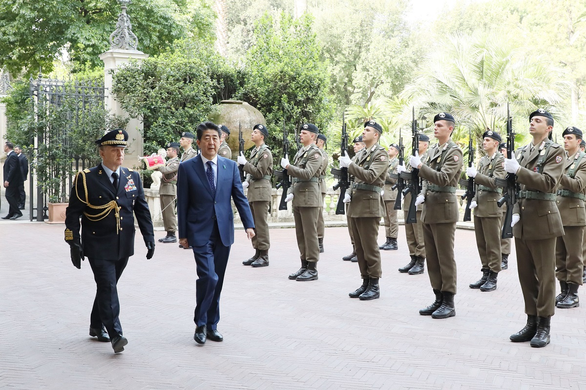 대통령부로 향하는 아베 총리