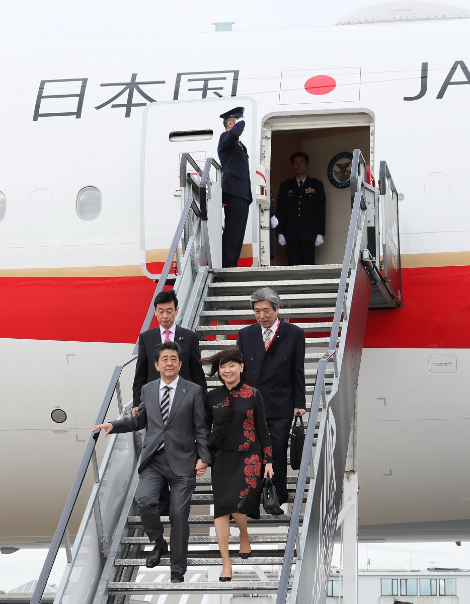 벨기에에 도착한 아베 총리