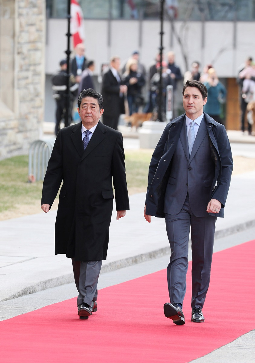 トルドー・カナダ首相の出迎えを受ける安倍総理２