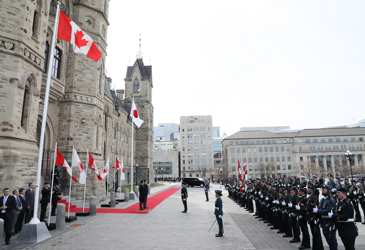 トルドー・カナダ首相の出迎えを受ける安倍総理５