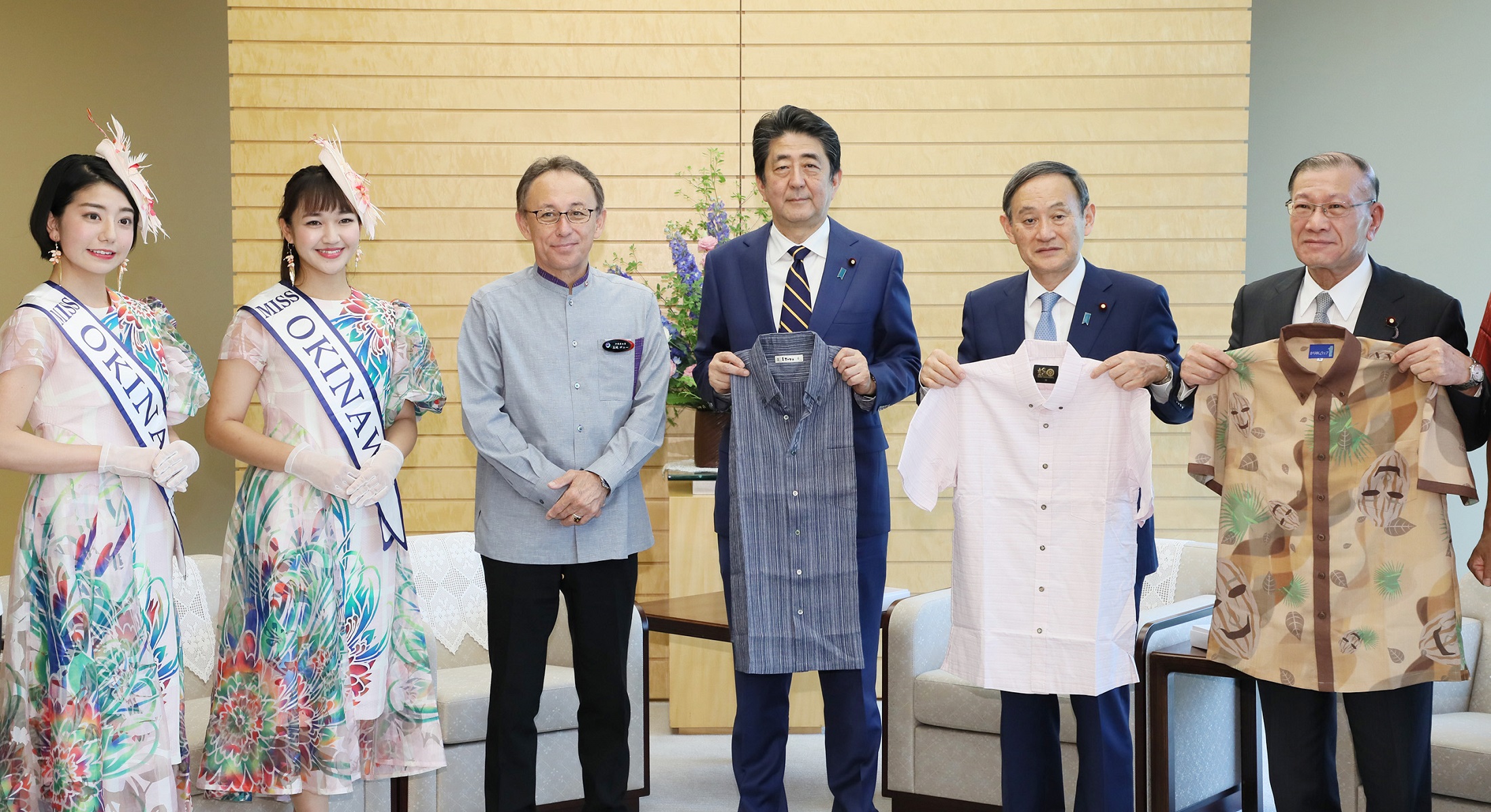 沖縄県知事等による「かりゆしウェア」贈呈