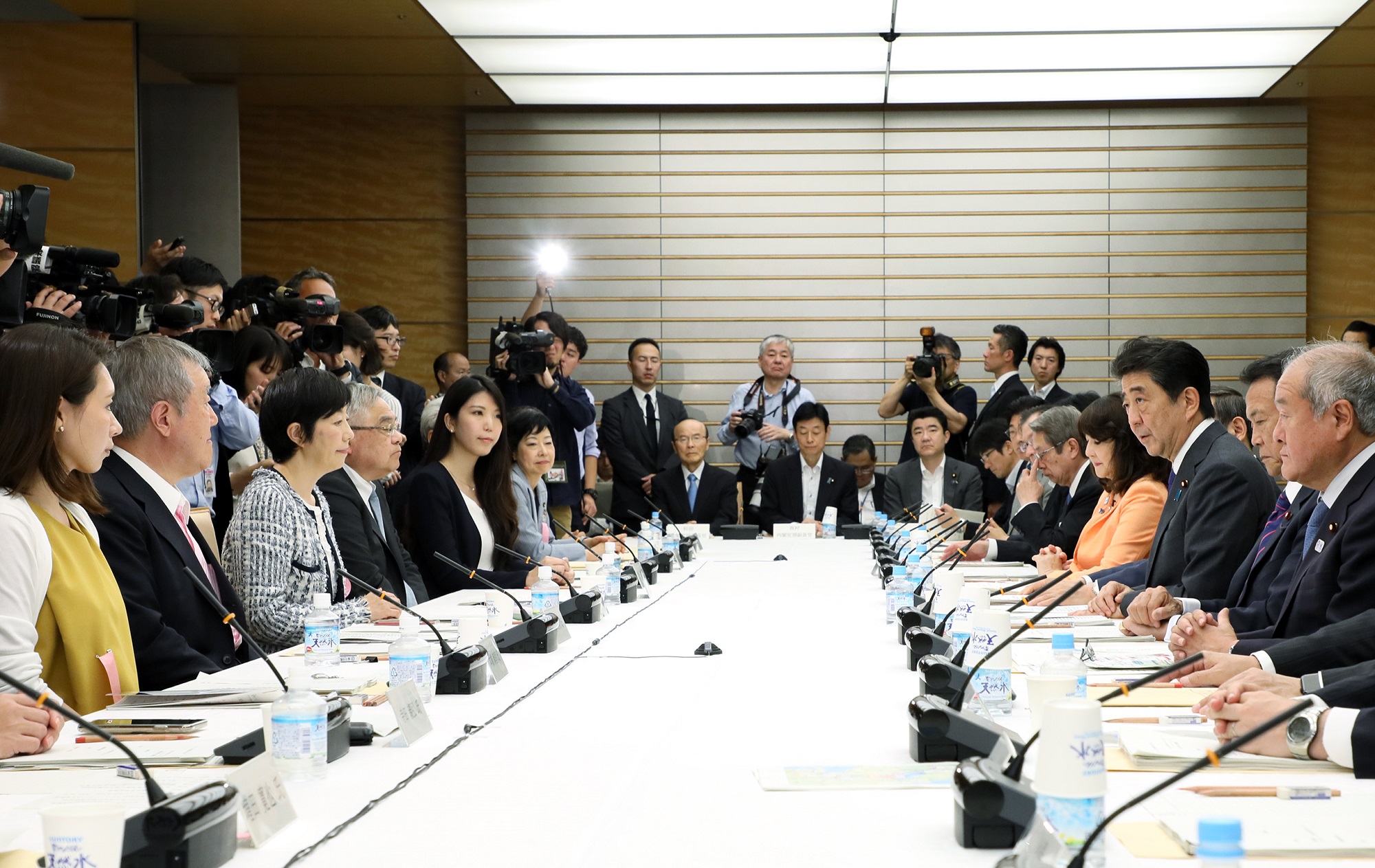 令和元年6月11日 まち ひと しごと創生会議 令和元年 総理の一日 ニュース 首相官邸ホームページ