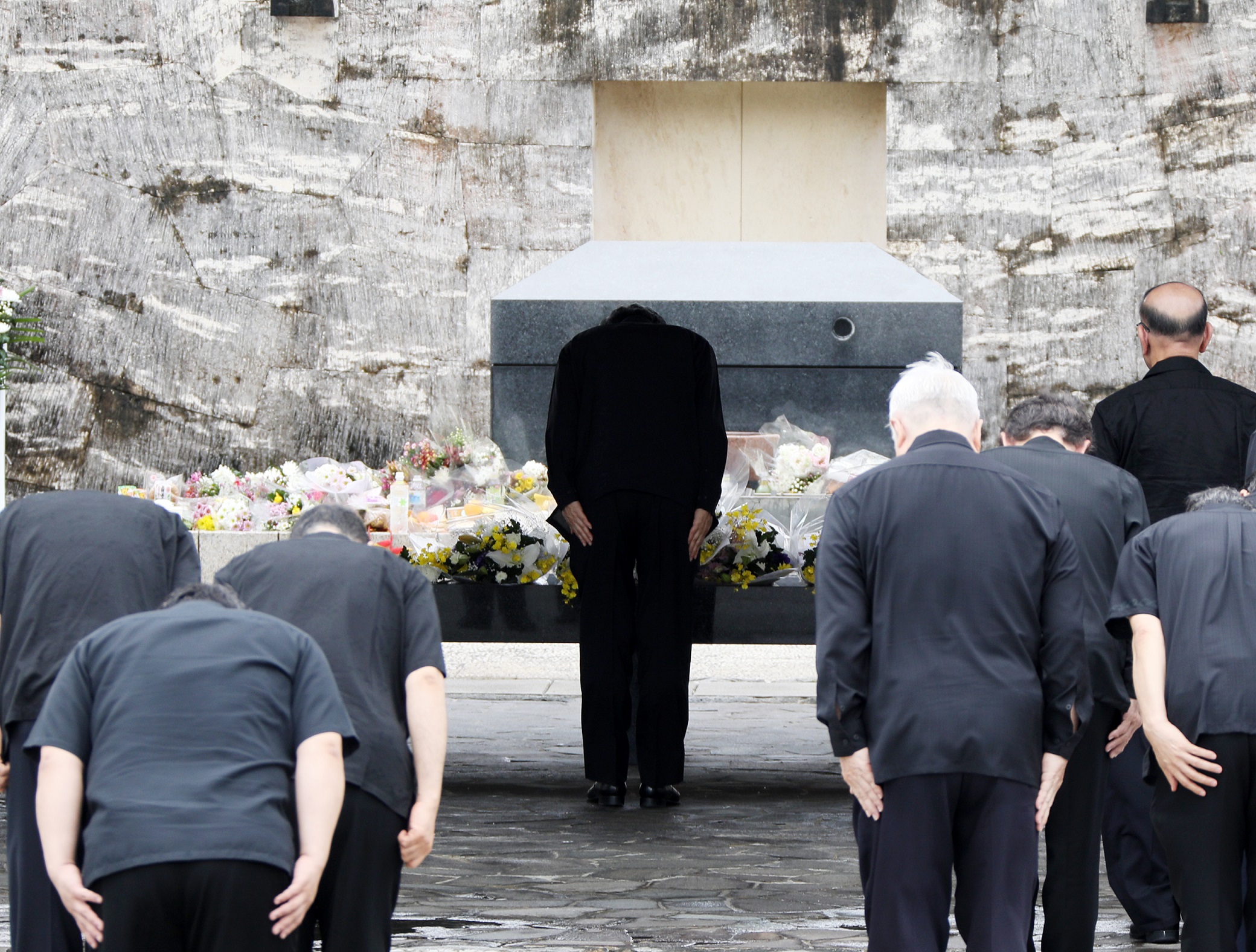 国立沖縄戦没者墓苑に献花する安倍総理１
