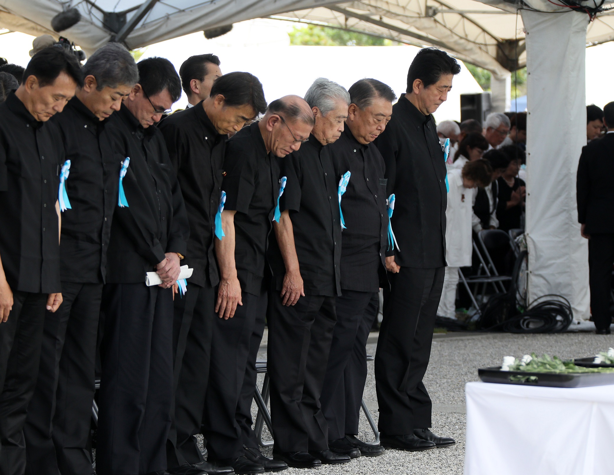 沖縄全戦没者追悼式で黙とうをささげる安倍総理