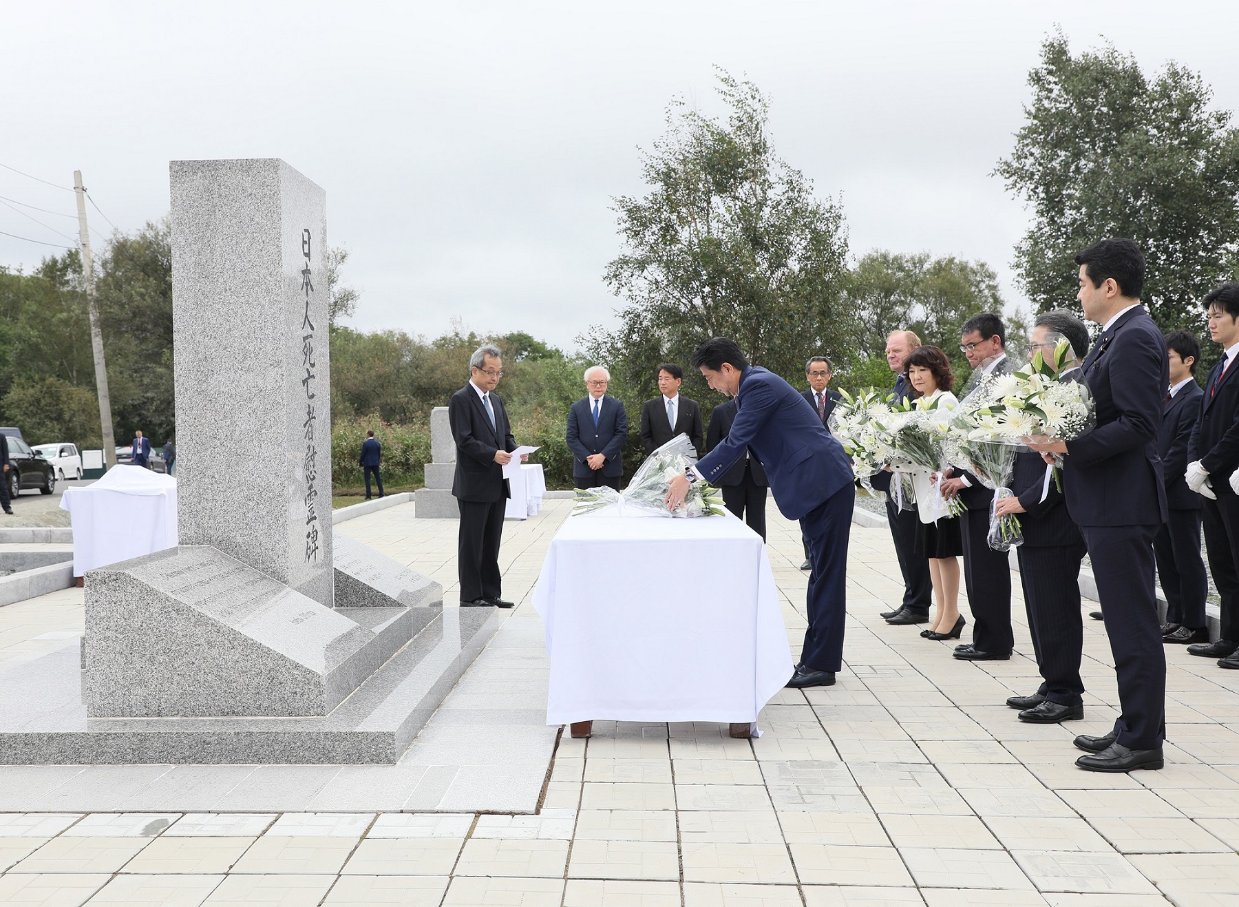 日本人拘留中死亡者慰霊碑に献花する安倍総理１