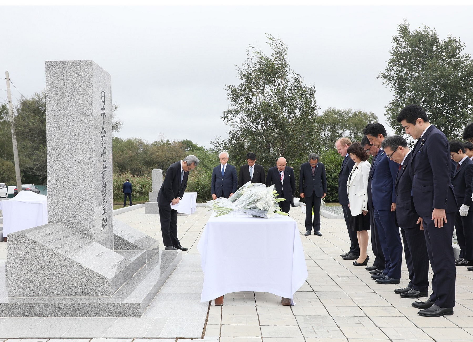 日本人拘留中死亡者慰霊碑に献花する安倍総理２