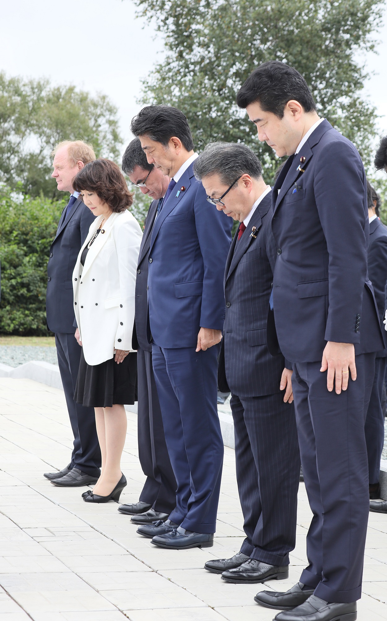日本人拘留中死亡者慰霊碑に献花する安倍総理３