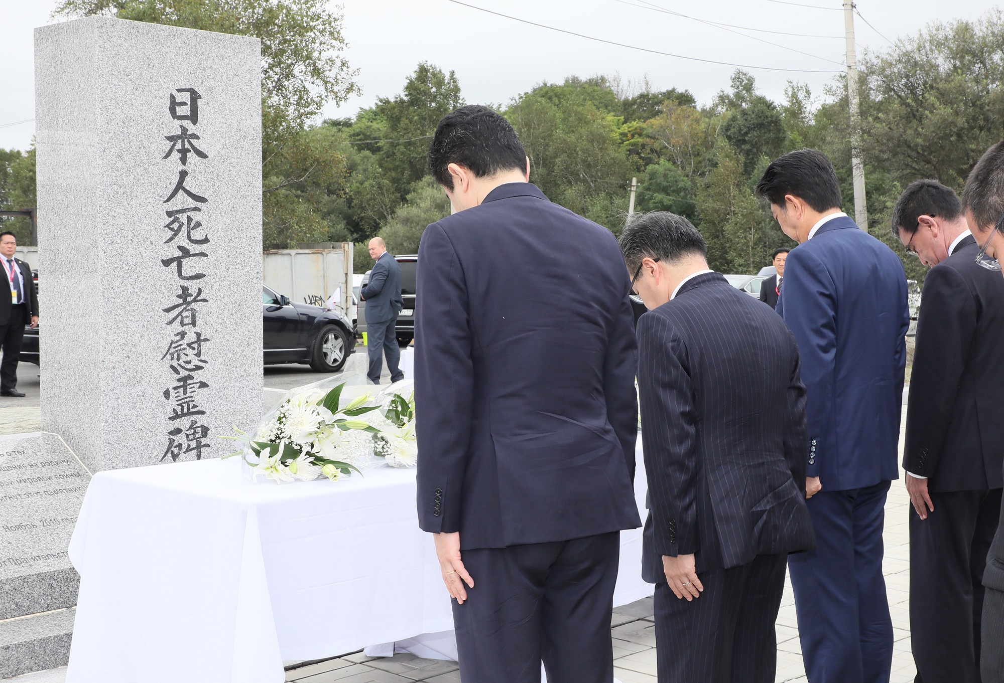 日本人拘留中死亡者慰霊碑に献花する安倍総理４