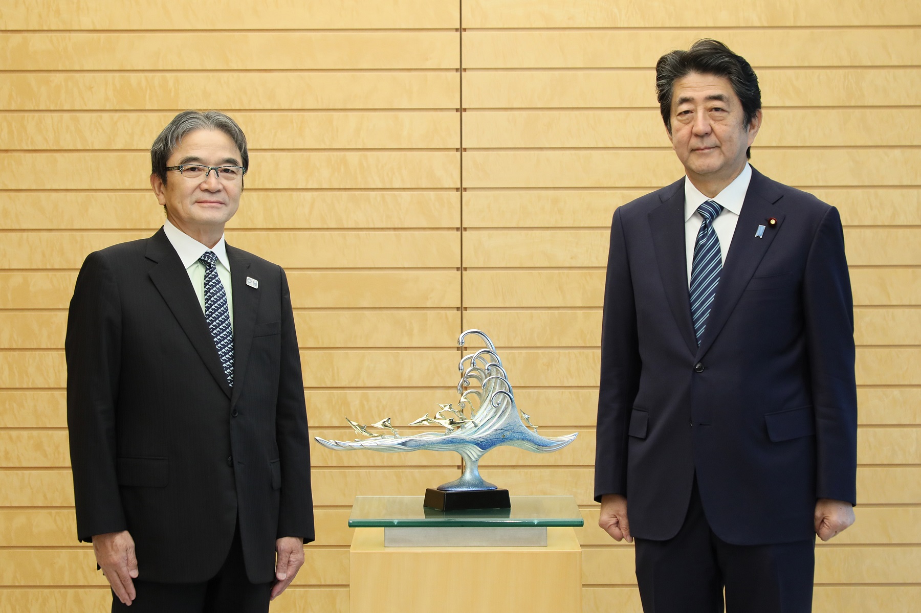 令和元年10月18日 天皇陛下の御即位を祝するための内閣一同による献上品の手交 令和元年 総理の一日 ニュース 首相官邸ホームページ 令和元年10月18日 天皇陛下の御即位を祝するための内閣一同による献上品の手交 令和元年 総理の一日 ニュース 首相官邸ホームページ