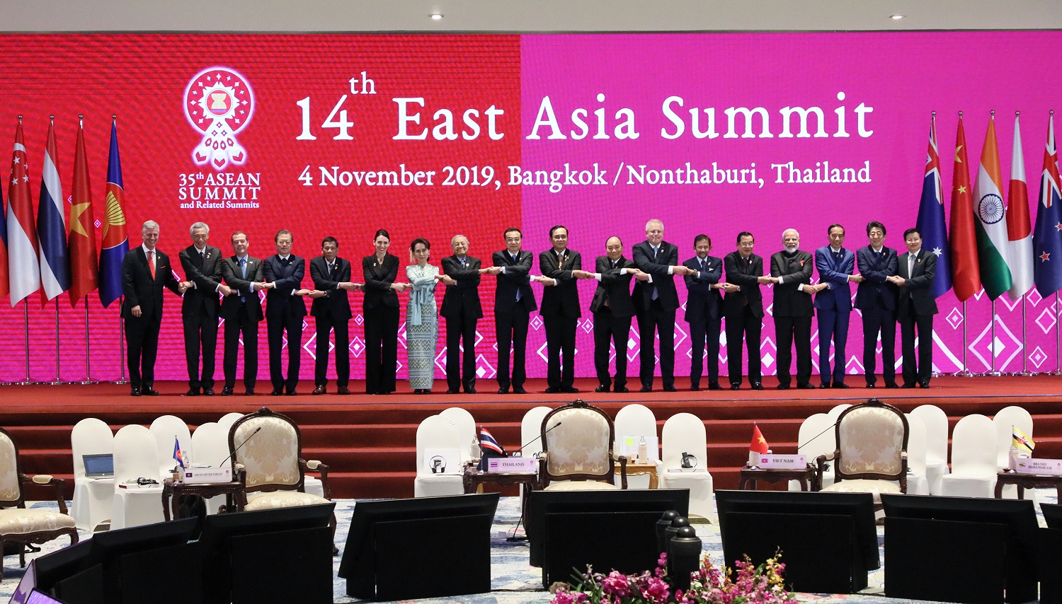 東アジア首脳会議での写真撮影に臨む安倍総理２