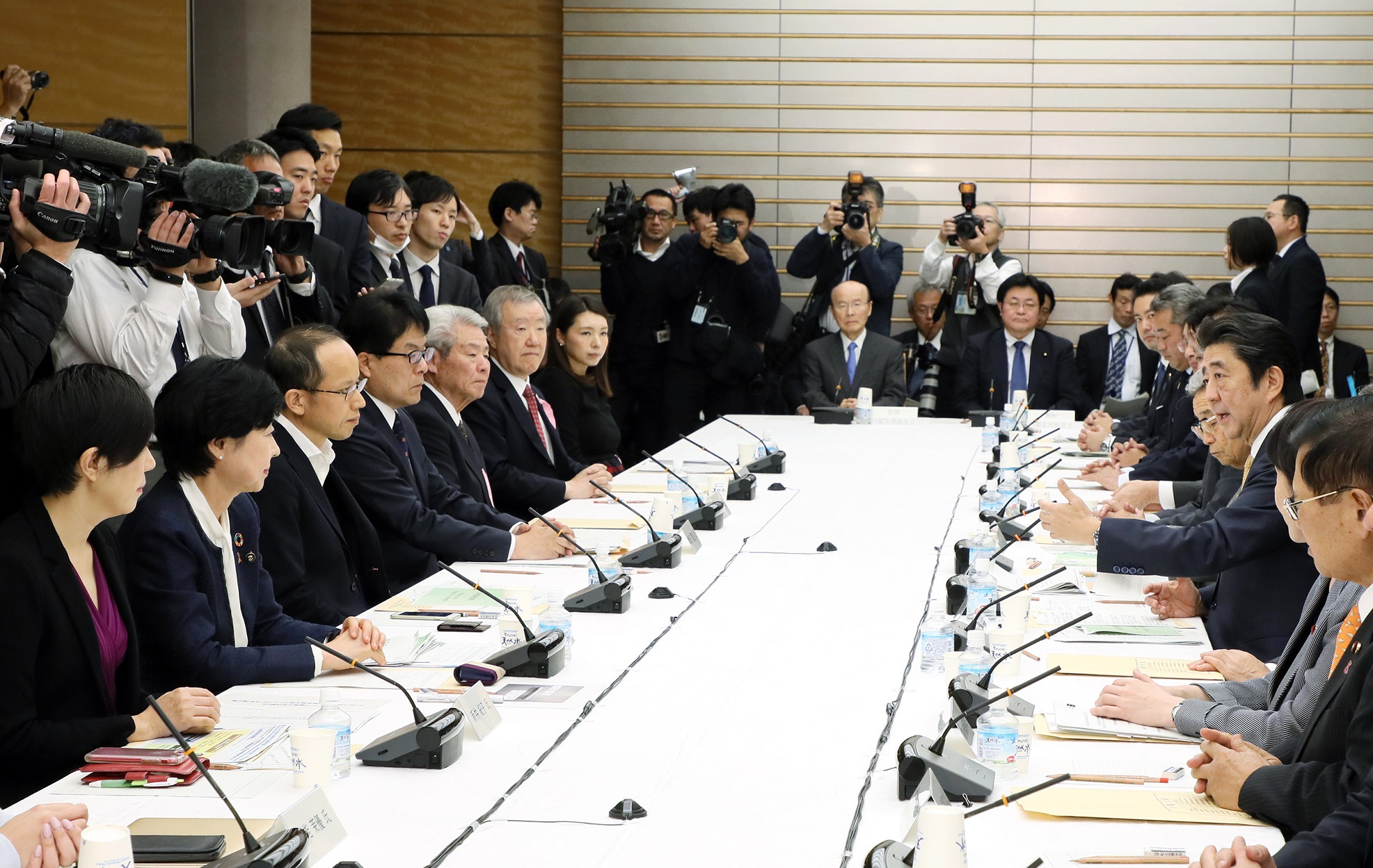 令和元年11月22日 まち ひと しごと創生会議 令和元年 総理の一日 ニュース 首相官邸ホームページ