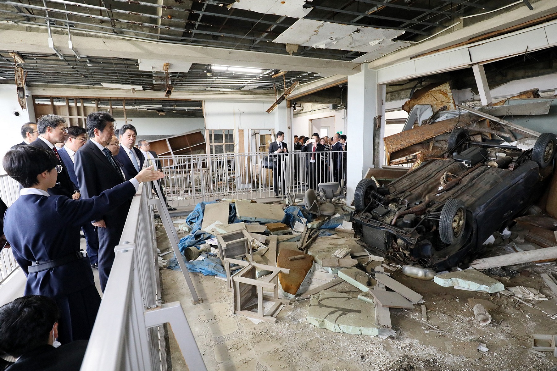 気仙沼市東日本大震災遺構を視察する安倍総理１