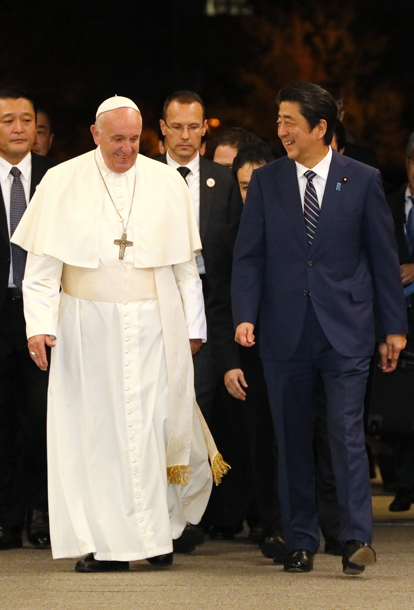 ローマ教皇フランシスコ台下を出迎える安倍総理１