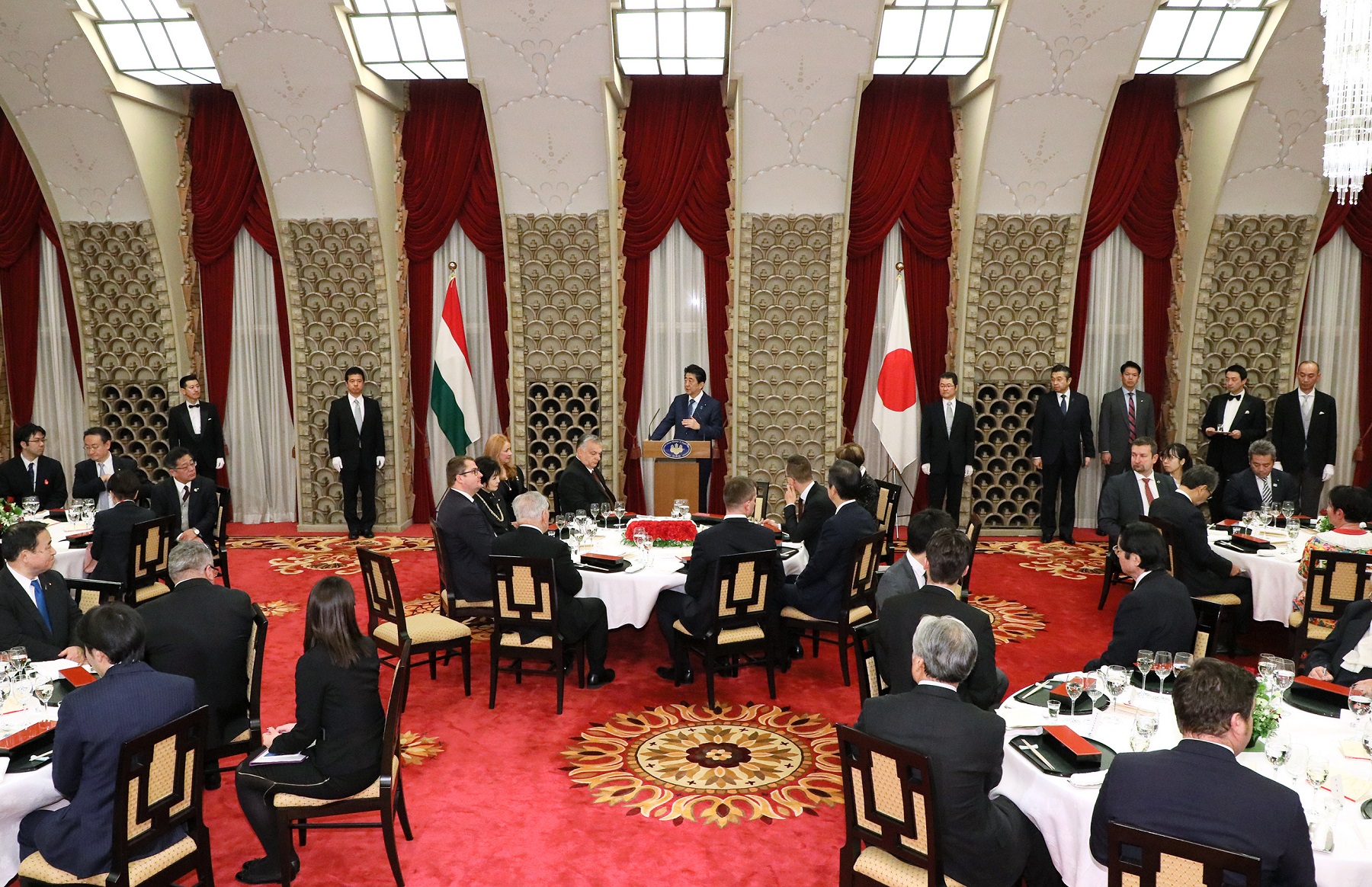 総理主催晩餐（さん）会で挨拶する安倍総理４