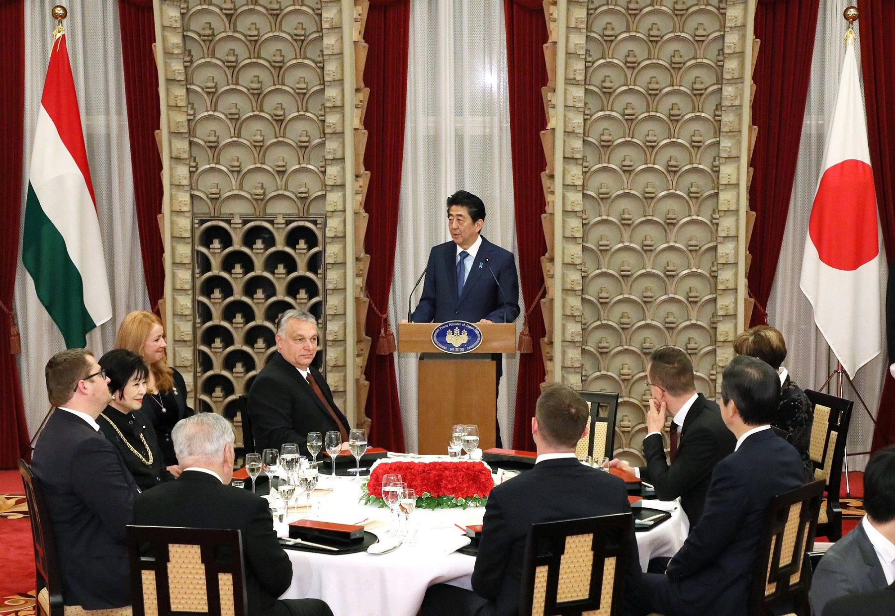 総理主催晩餐（さん）会で挨拶する安倍総理５