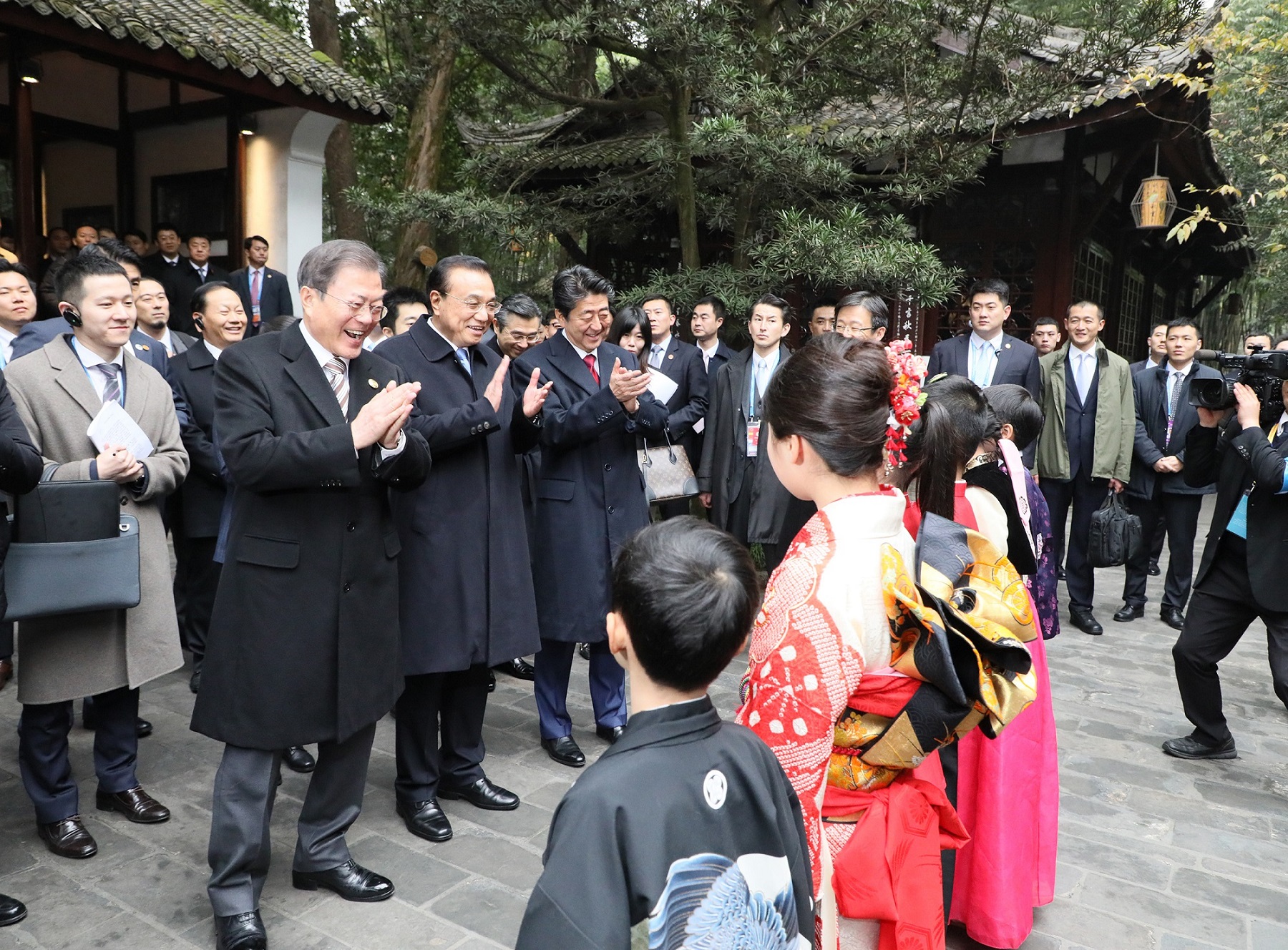 日中韓の２０周年記念式典に出席する安倍総理３