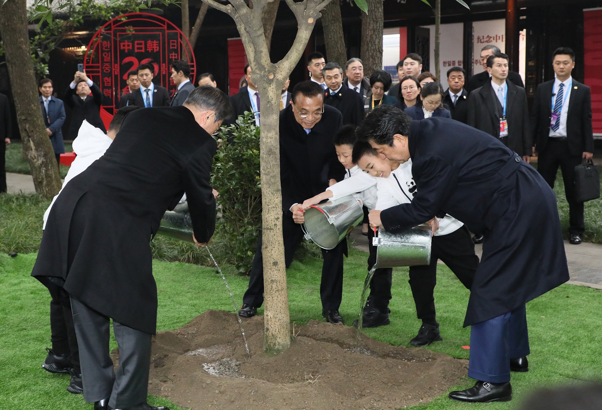 日中韓の２０周年記念式典に出席する安倍総理１１