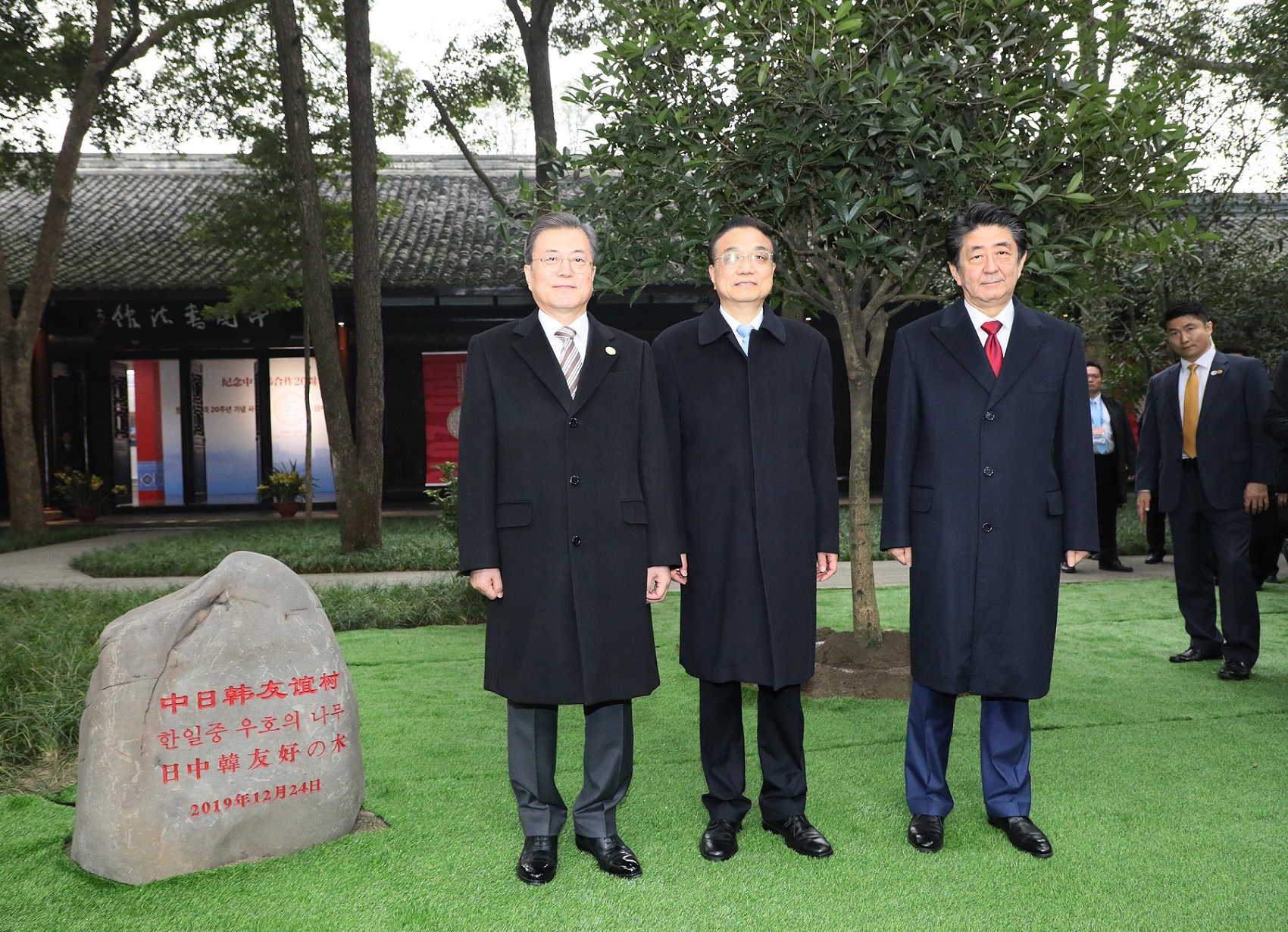 日中韓の２０周年記念式典に出席する安倍総理１２