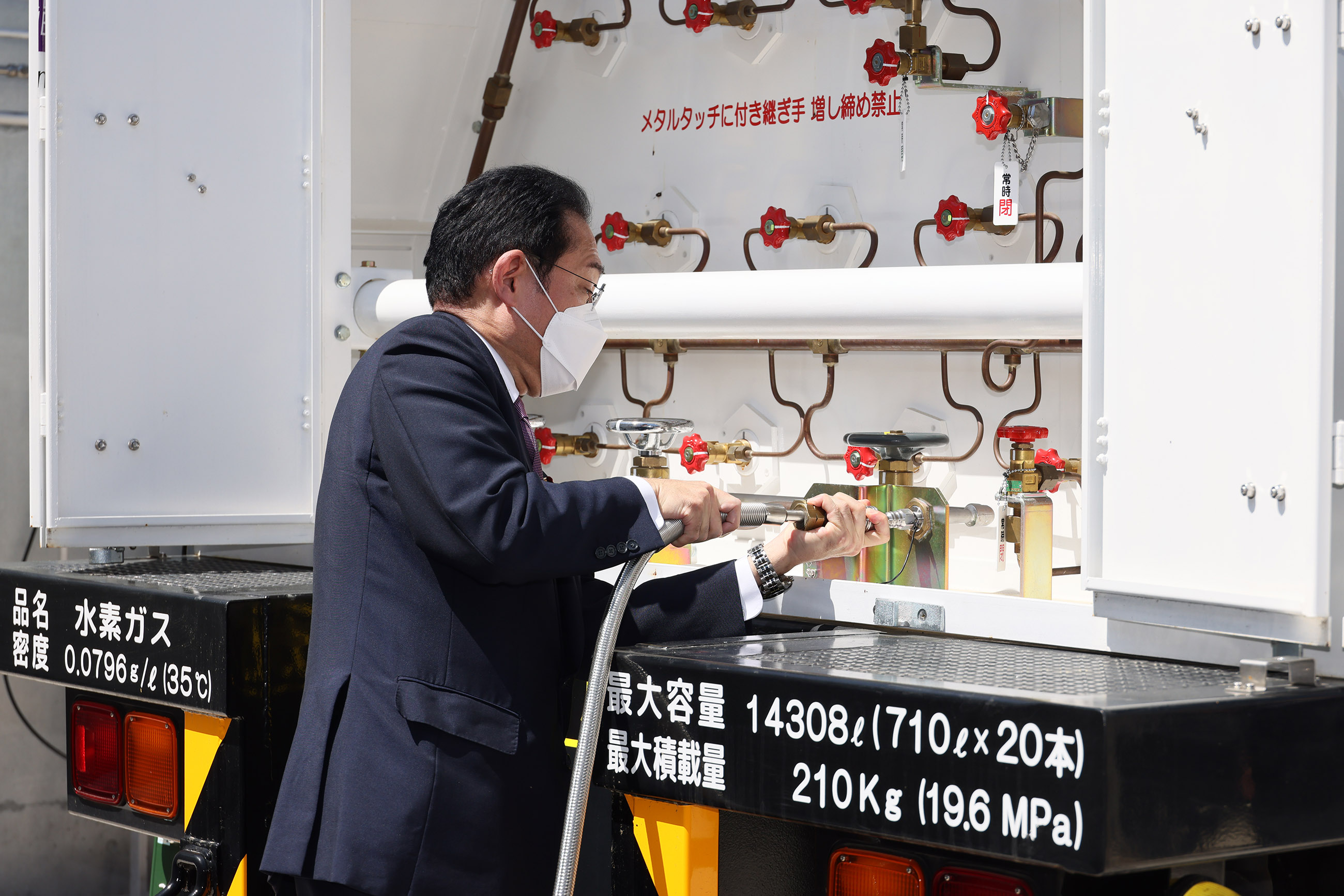 米倉山電力貯蔵技術研究サイトを視察する岸田総理４