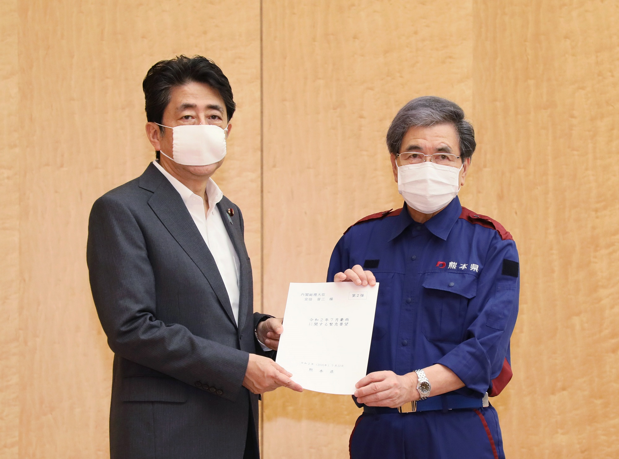 蒲島（かばしま）熊本県知事から要望書を受け取る安倍総理