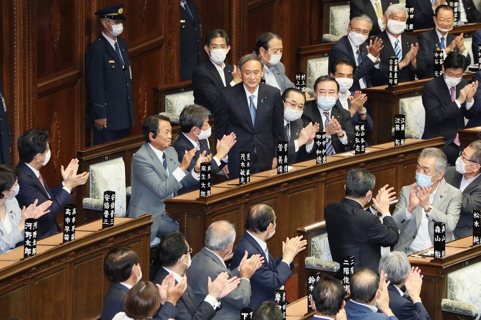 総理大臣の指名を受ける菅議員３