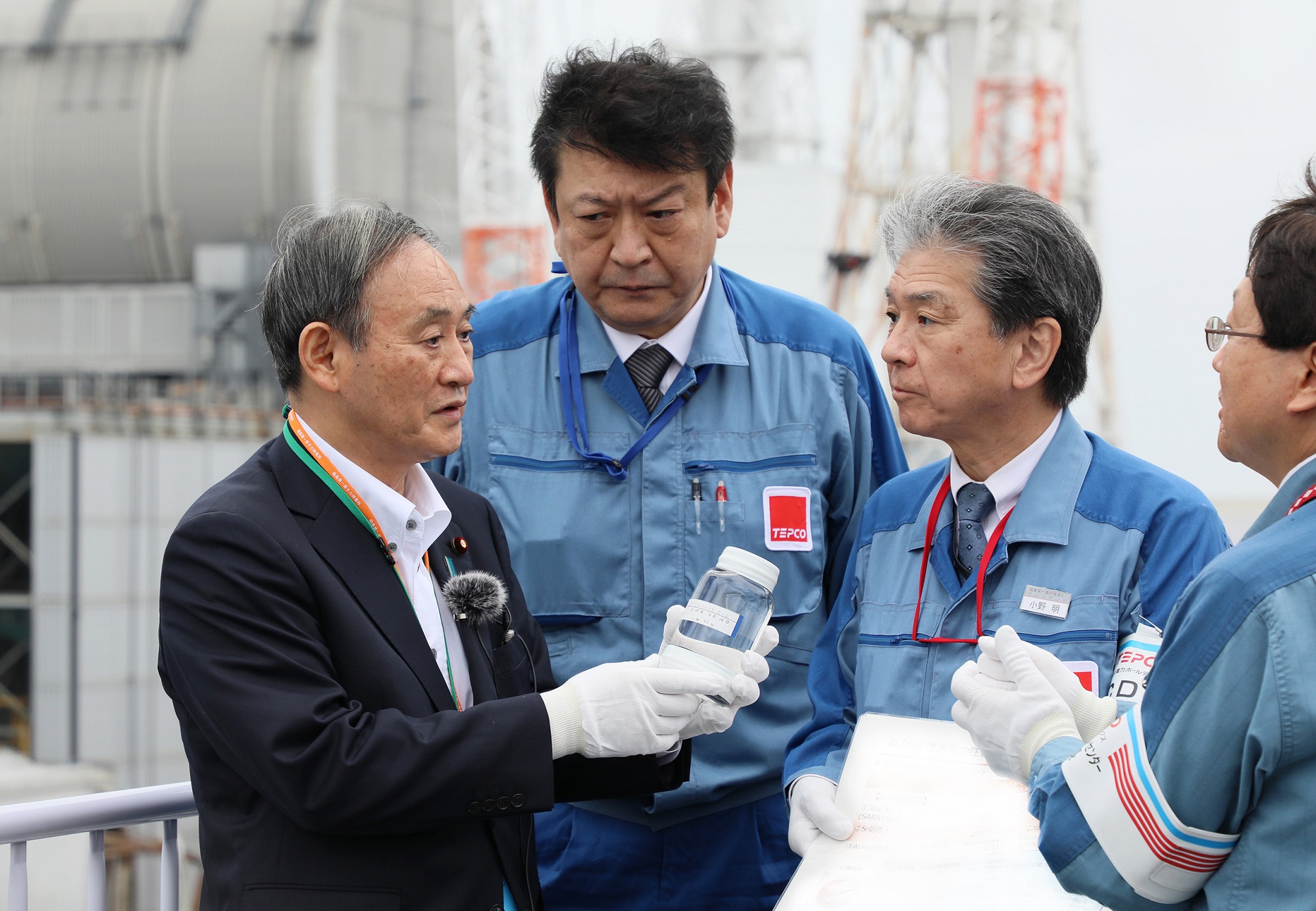 東京電力福島第一原子力発電所を視察する菅総理１