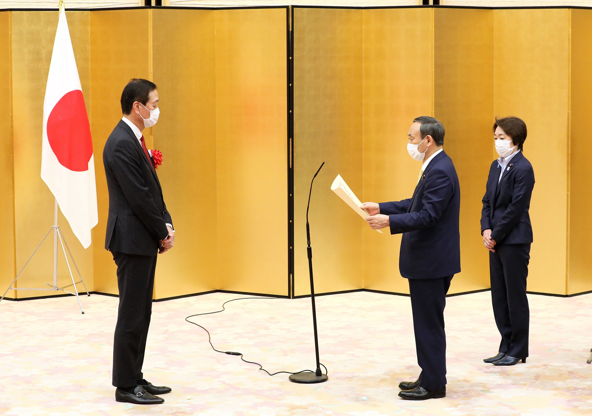 表彰状を授与する菅総理２