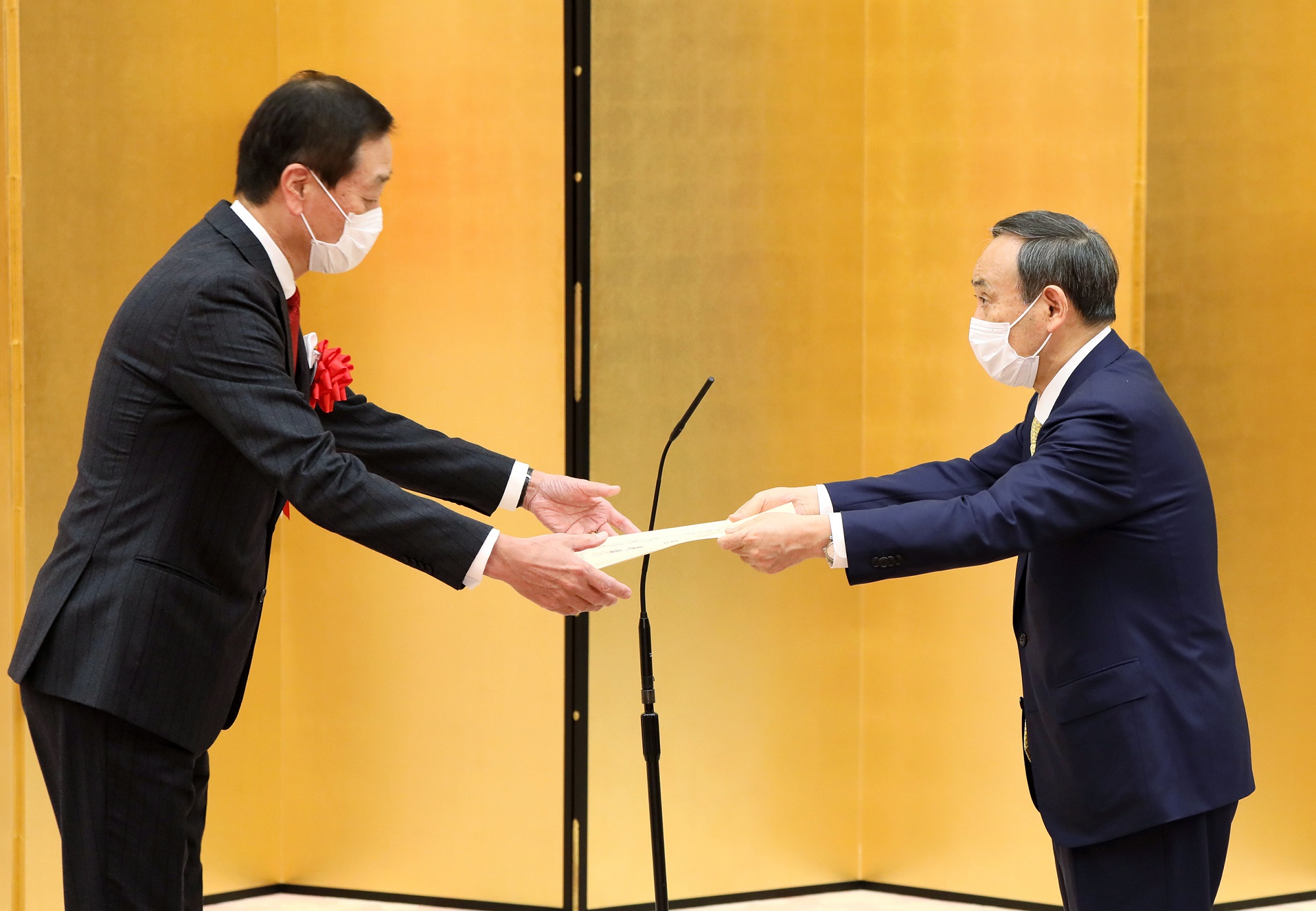 表彰状を授与する菅総理３
