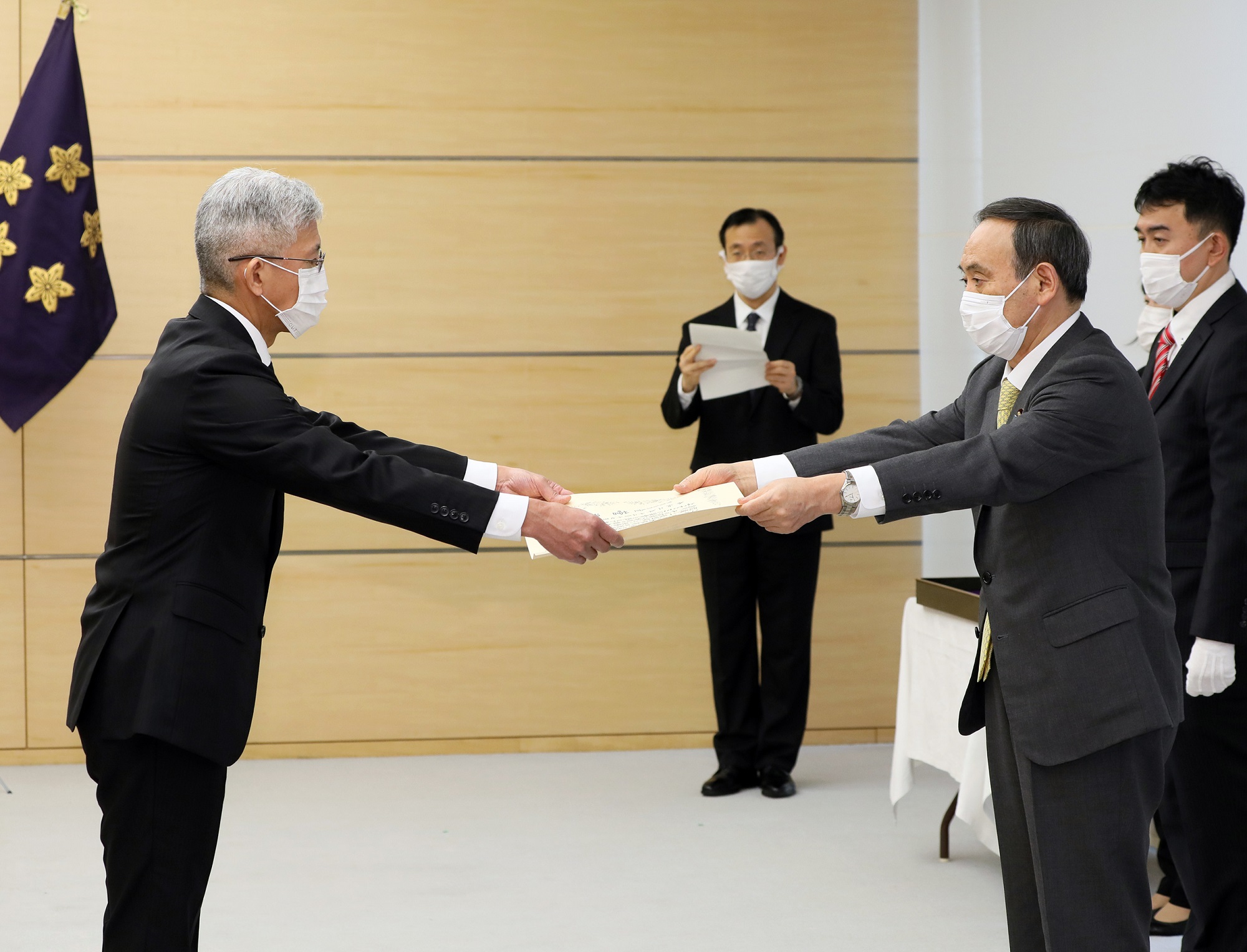 表彰状を授与する菅総理１