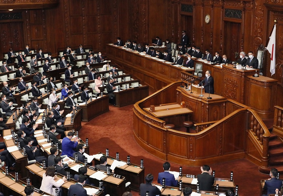 衆議院本会議で施政方針演説を行う菅総理６